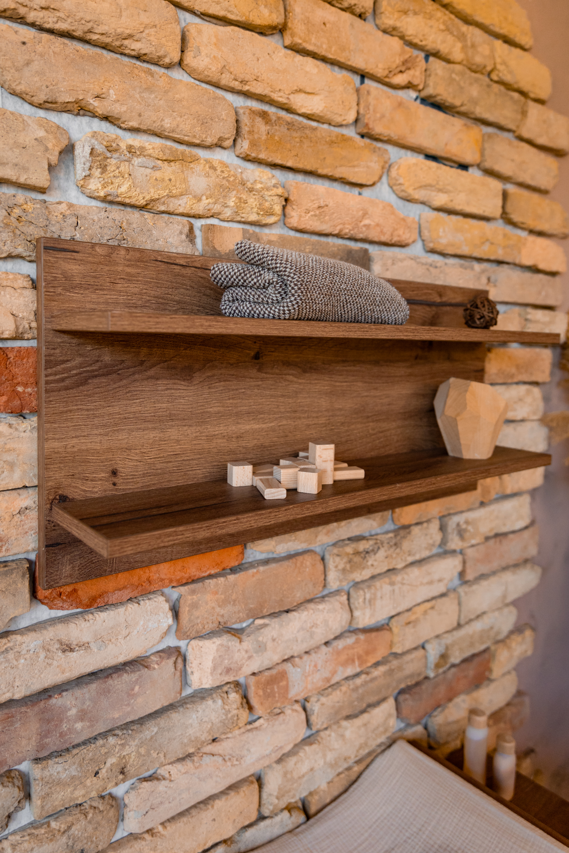 Nest Walnut falipolc